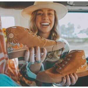 BANGS Womens 8.5 Golden Brown Sunrise Mountain Embroidered High Top Sneakers